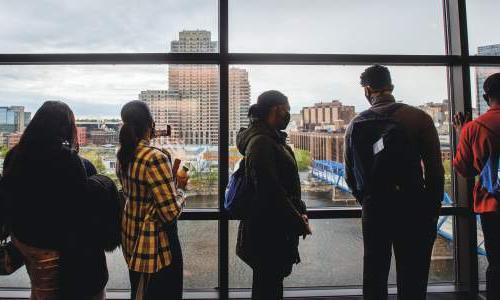在埃伯哈德中心，学生们向窗外眺望着大河和大急流城的市中心