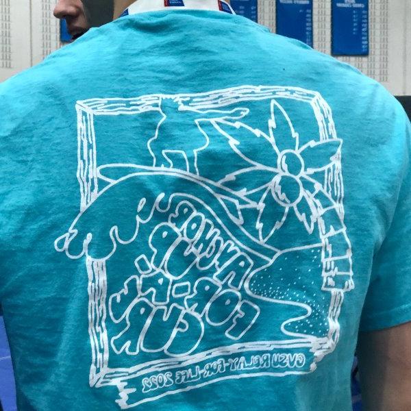 美国癌症协会成员在GVSU穿的t恤背面.